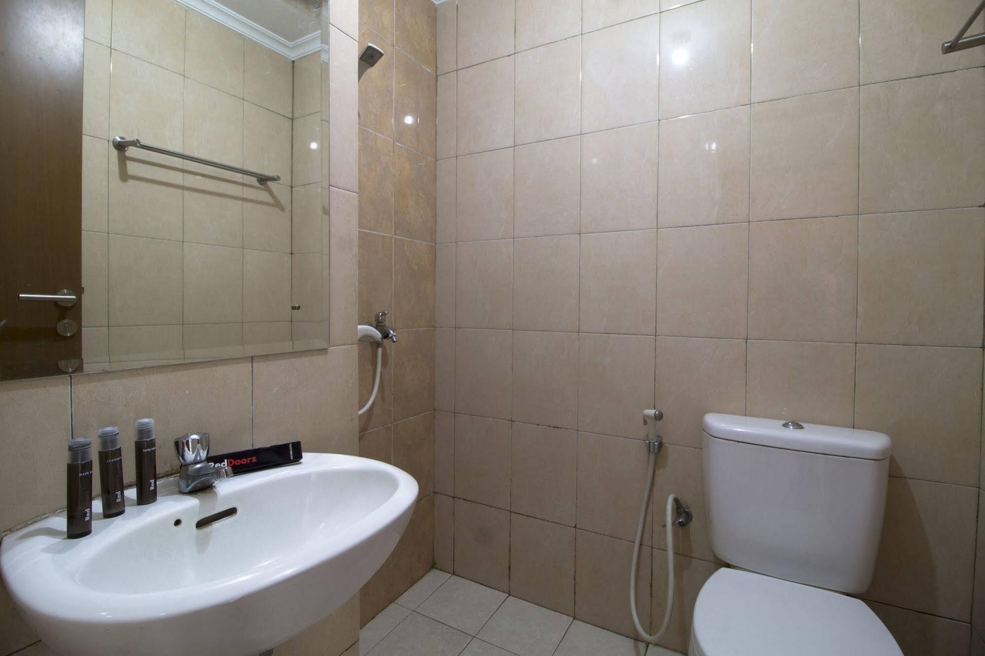 Reddoorz Apartment @ Margonda Residence Depok Ngoại thất bức ảnh